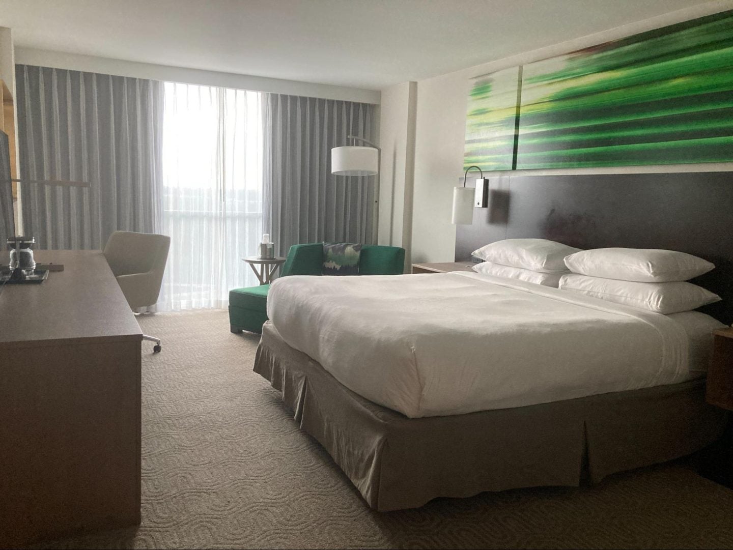 DoubleTree by Hilton at the Entrance to Universal Orlando sunshine cafe free breakfast buffet rooms bed