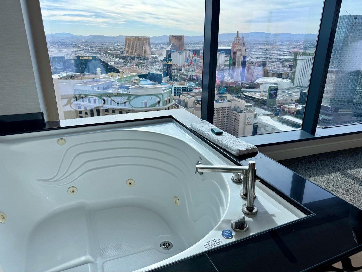 Elara Las Vegas HGV Hilton Grand Vacations whirpool tub