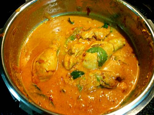 cooking chettinad chicken gravy in a pan