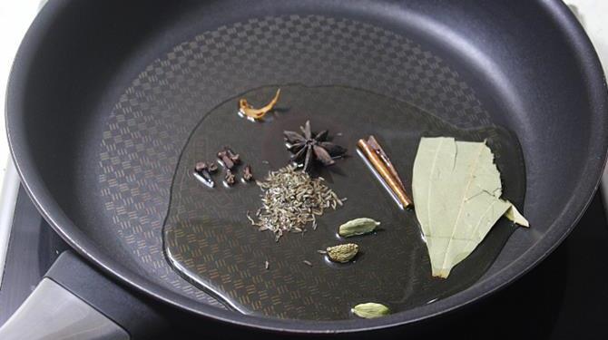 add spices to oil