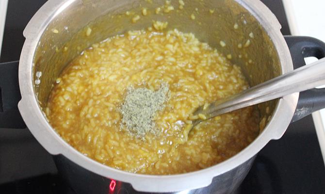 ground elaichi powder