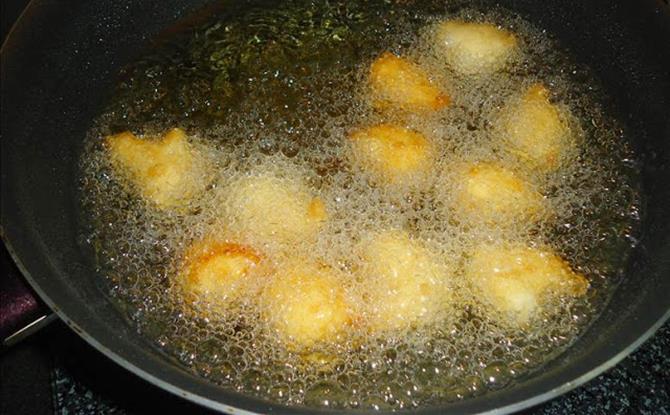 shaping the batter to make punugulu recipe using idli dosa batter