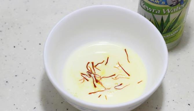 soaking saffron in milk