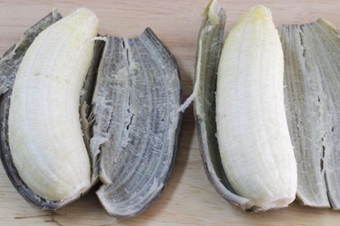 peel boiled green bananas