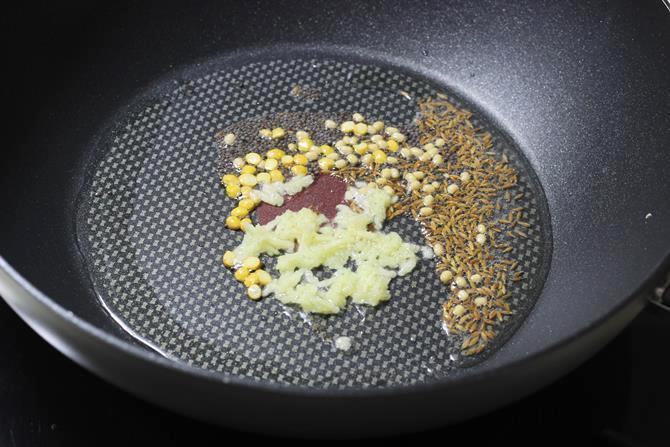 fry ginger in tempering