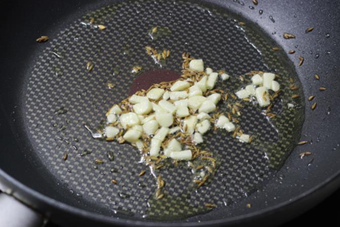 garlic and cumin in oil to make broccoli recipe 01