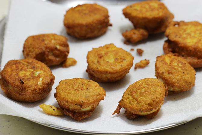 Egg Bajji on a kitchen paper