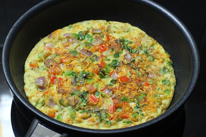 sprinkle pepper powder to make oats egg omelette