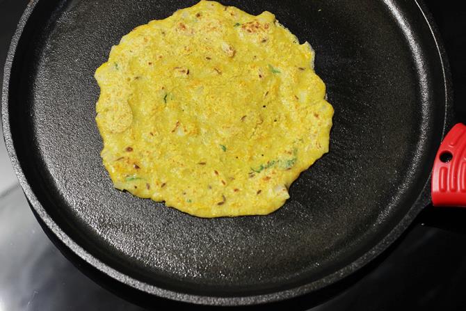 making crispy cheela on tawa