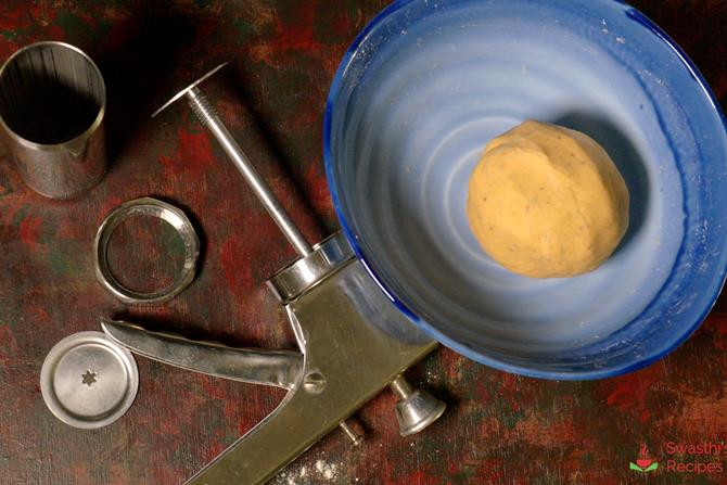 picture of a chakli maker with ready to make dough