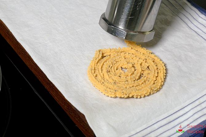 shaping the dough to chakli
