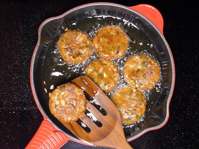 golden and crisp bread vada