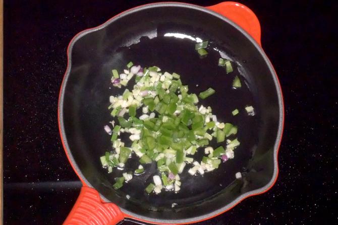 add capsicum to make soya chunks manchurian