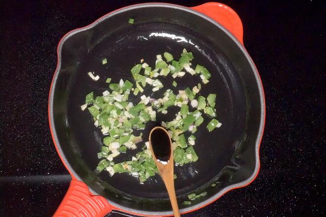 Pour soya sauce