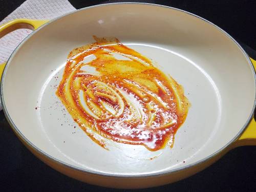 adding chili powder to ghee