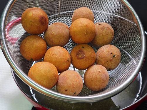 paneer koftas in a steel colander