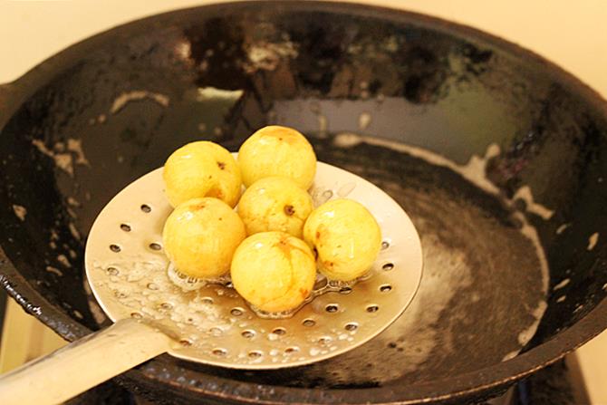 Heat oil for frying the amlas