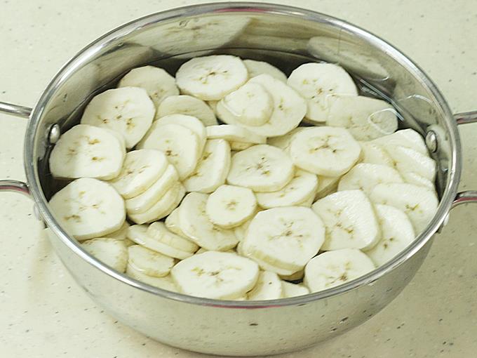Slice the bananas