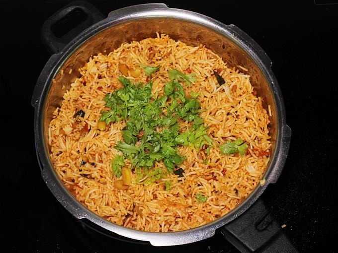 Garnish thakkali sadam with coriander leaves