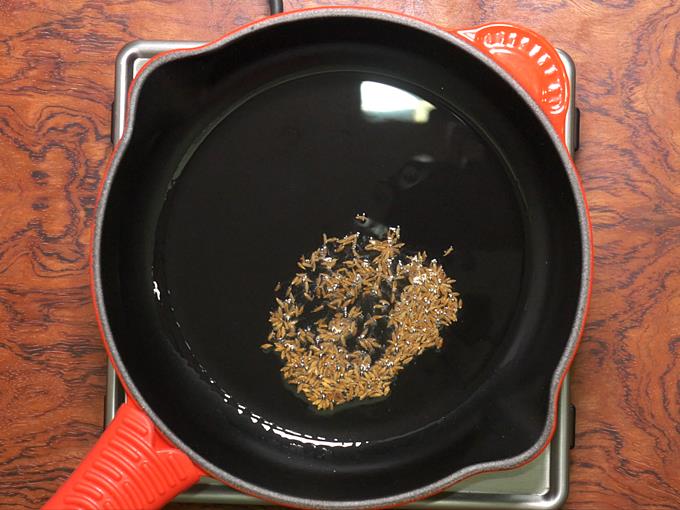 crackling cumin in oil