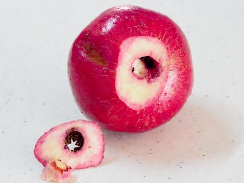 chopping the crown to make pomegranate juice