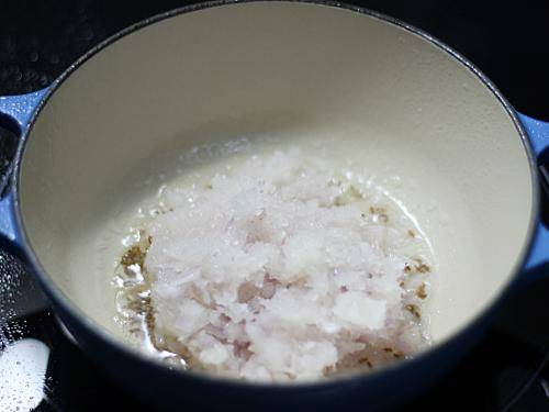 adding onions to make bharwa baingan