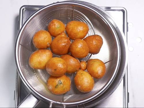 removing goli baje to a strainer