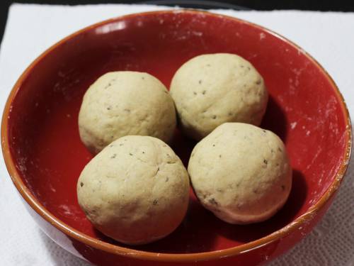 divide the namak para dough to 4 parts