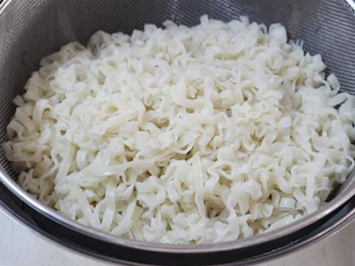 drained noodles in a colander to make schezwan noodles