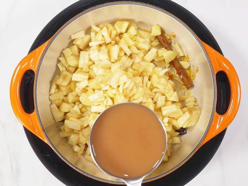 pouring apple vinegar for apple chutney