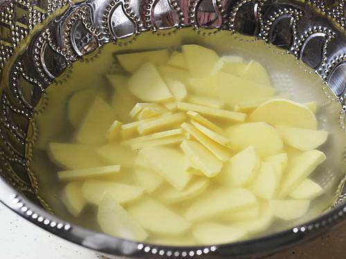 sliced sweet potatoes in water