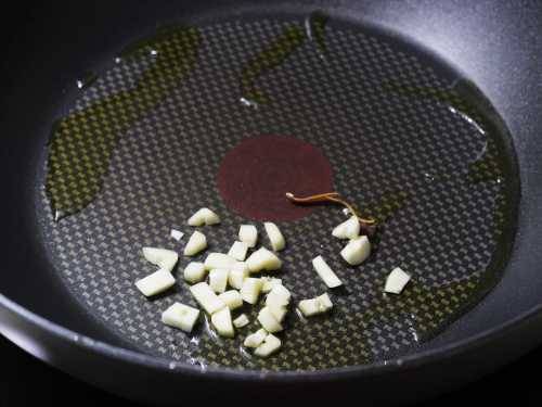 garlic and mace in oil