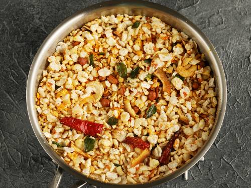 mix makhana with the tempering
