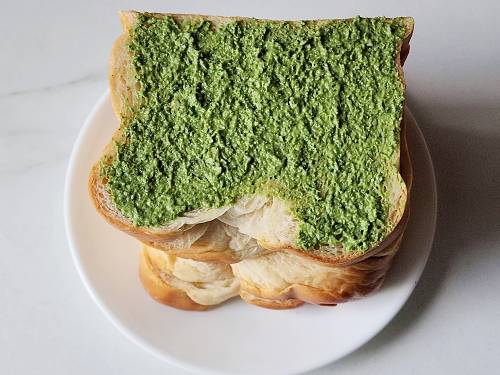 spread chutney to make savory French toast