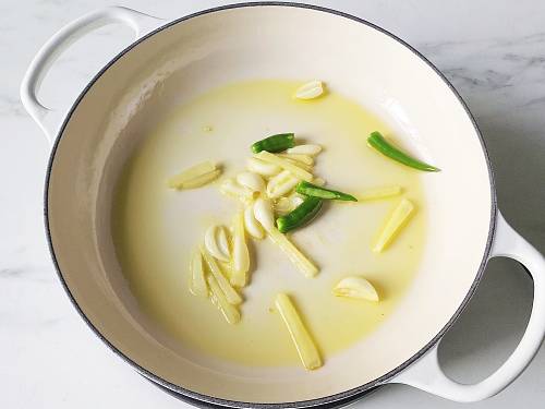 saute ginger garlic in the oil