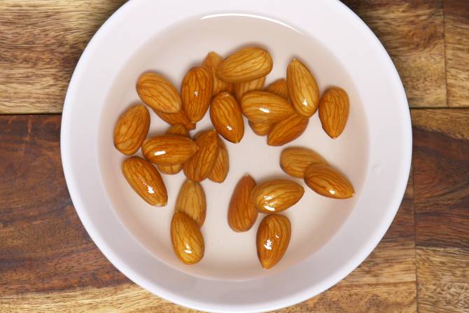 soaking almonds