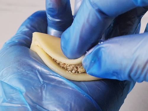 sealing the gujiya