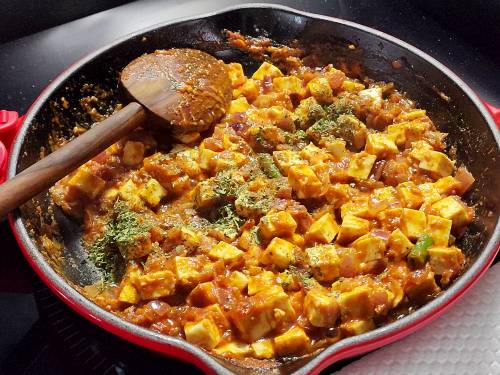 kasuri methi on cooked paneer filling