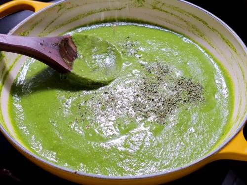 adding kasuri methi to spinach curry
