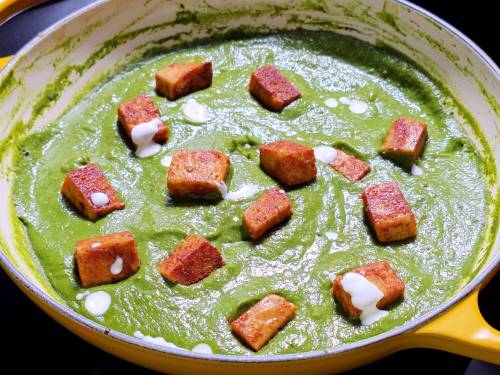 garnish tofu over palak curry