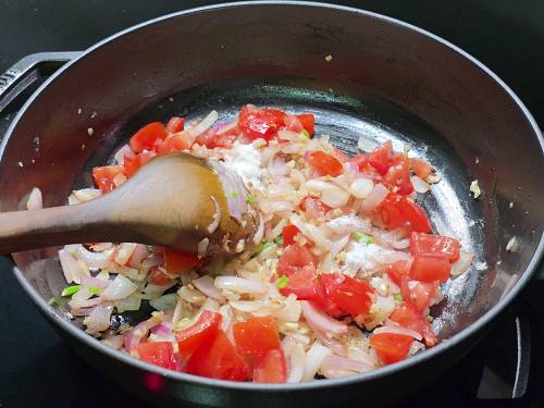 sauteing tomatoes for kerala egg curry