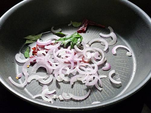 frying onions in oil to temper